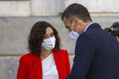La presidenta madrileña, Isabel Díaz Ayuso, recibe al jefe del Ejecutivo español, Pedro Sánchez, en la puerta de la sede de la Comunidad de Madrid en la Puerta del Sol, esta mañana.
