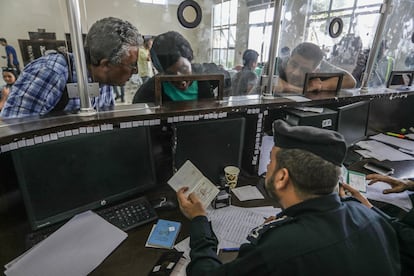 Un funcionario inspecciona este martes los pasaportes de palestinos con doble nacionalidad en el paso de Rafah, que une Gaza con Egipto.