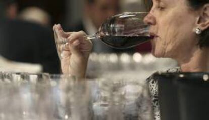 Una catadora de vinos en el Concurso Internacional de Vinos en Madrid. EFE/Archivo