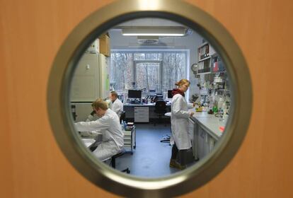 Funcionários do Instituto de Virologia da Universidade Philipps, em Marburgo (Alemanha), que investiga uma vacina contra o coronavírus de Wuhan.