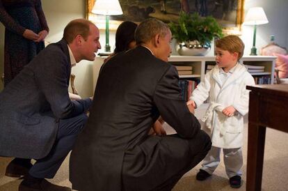 El pr&iacute;ncipe Jorge, en bata, estrecha la mano del presidente Obama.