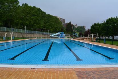 Una piscina.