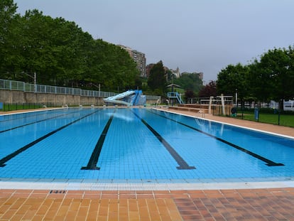 Una piscina.