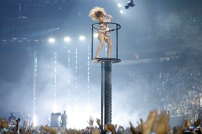 Otro momento de la actuación de Shakira en los MTV Video Music Awards.