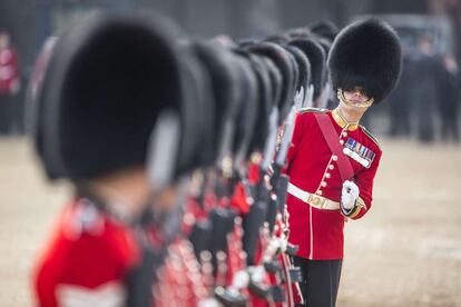 Los soldados de la Guardia Real antes del comienzo de la ceremonia de bienvenida celebrada para recibir al presidente chino, Xi Jinping, en el Palacio Buckingham en Londres (Reino Unido).