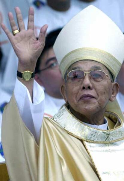 El cardenal Jaime Sin saluda a su fieles en una misa multitudinaria.