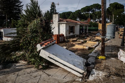 Muros destrozados por el caudal del agua en Villamanta, Madrid.