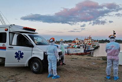 Personal médico aguarda en el puerto de Iquitos para transferir pacientes al hospital de la región, este 18 de junio.