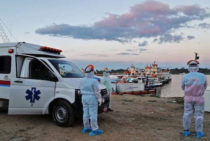 Equipe de saúde aguarda no porto de Iquitos para transferir pacientes ao hospital da região, em 18 de junho.