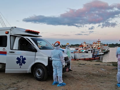 Equipe de saúde aguarda no porto de Iquitos para transferir pacientes ao hospital da região, em 18 de junho.