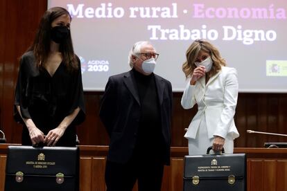 La nueva vicepresidenta tercera, Yolanda Díaz (a la derecha), conversa con el ministro de Universidades, Manuel Castells, durante su traspaso de cartera y de la nueva ministra de Derechos Sociales y Agenda 2030, Ione Belarra.