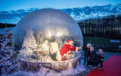 Papá Noel, en una burbuja en Aalborg (Dinamarca), en estas Navidades con medidas anticovid.