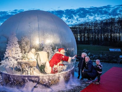 Papá Noel, en una burbuja en Aalborg (Dinamarca), en estas Navidades con medidas anticovid.