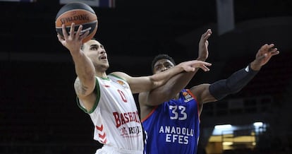 Larkin lanza ante Brandon Paul