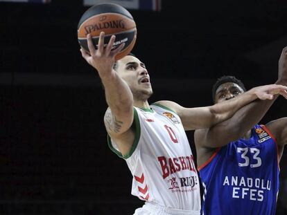 Larkin lanza ante Brandon Paul