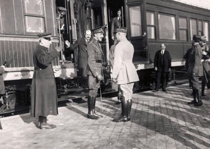 Alfonso XIII recibido por el mariscal Philippe Pétain en la estación de Verdún, 22 de octubre de 1919. 