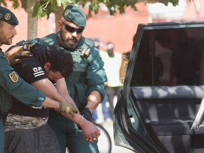 Guardias civiles introducen a Said Ben Iazza en un vehículo tras su detención en Vinaròs (Castellón) el 22 de septiembre del año pasado.