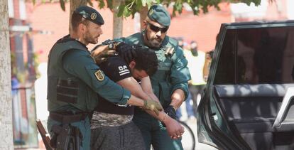 Guardias civiles introducen a Said Ben Iazza en un vehículo tras su detención en Vinaròs (Castellón) el 22 de septiembre del año pasado.