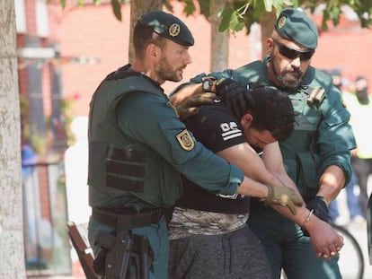 Guàrdies civils introdueixen Saïd ben Iazza en un vehicle després de la seva detenció a Vinaròs (Castelló) el 22 de setembre de l'any passat.