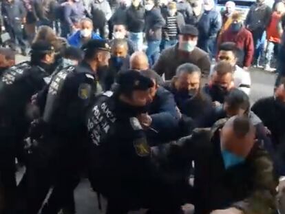 Momento en el que un grupo de manifestantes supera la barrera policial en Lorca, esta mañana.