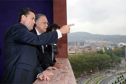 El alcalde de Cancún, Francisco Alor Quezada, se asoma al paisaje urbano de Bilbao junto a Iñaki Azkuna, desde la terraza de un hotel.