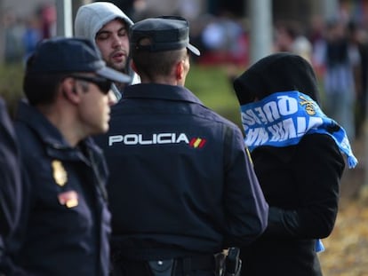 Dos seguidores del Deportivo, en los aledaños del Calderón.