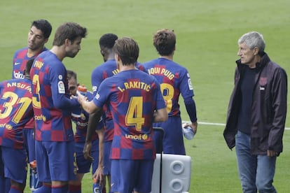 Setién, amb diversos jugadors del Barça, durant el partit contra el Celta a Balaídos aquest dissabte.