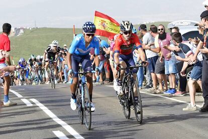 Nairo, a la izquierda, y Ion Izagirre, durante la ascensión a La Covatilla, el domingo.