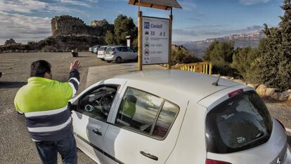 Un cotxe accedeix a l'aparcament de Siurana.