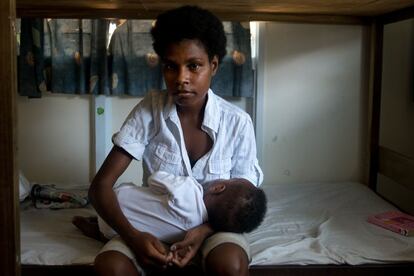 Una madre de 25 años, con su bebé de ocho meses, en una de las seis casas de acogida para mujeres maltratadas en Papúa Nueva Guinea.