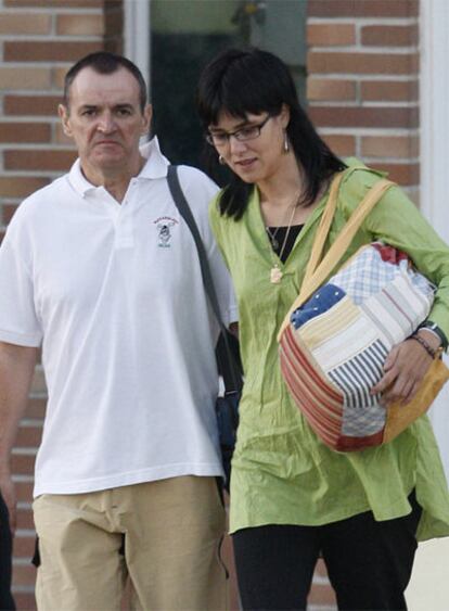 Ignacio de Juana Chaos, con su esposa, al salir de la cárcel el pasado sábado.