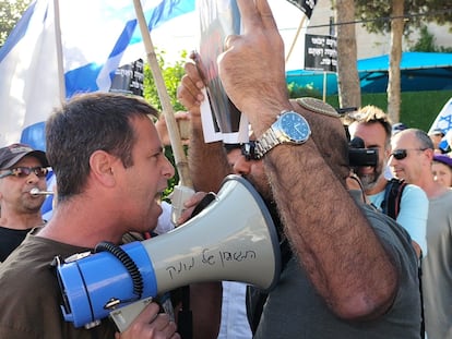 Manifestante y contramanifestante en una protesta sobre la exención del servicio militar de los ultraortodoxos, este jueves en Jerusalén.