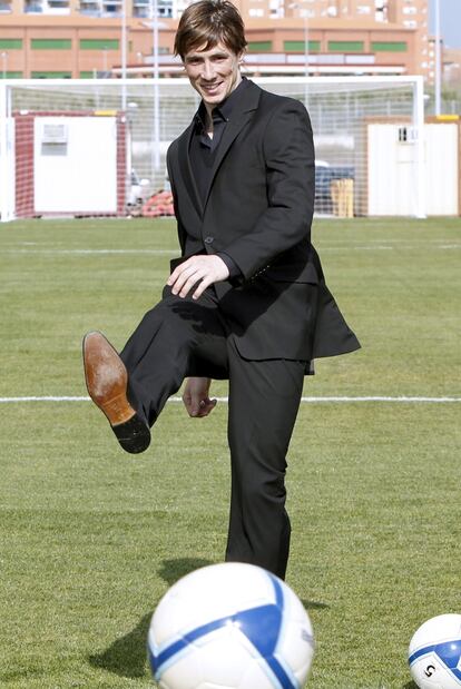 Fernando Torres golpea el balón en su visita a los terrenos de juego que portarán su propio nombre en Fuenlabrada.