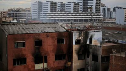 El incendio en una nave industrial okupada en Badalona, en imágenes