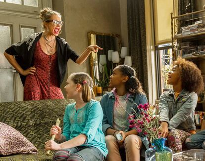 ANNIE, from left: Cameron Diaz, Zoe Margaret Colletti, Eden Duncan-Smith, Quvenzhane Wallis,