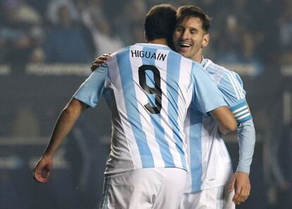 Messi celebra un gol con Higuain durante la Copa America'2015