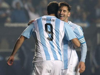 Messi celebra un gol con Higuain durante la Copa America&#039;2015