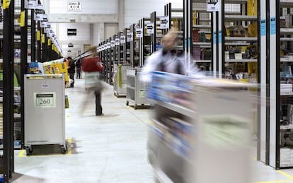 Empleados en la sede de Amazon en Chalon-sur-Saone, en Francia.  