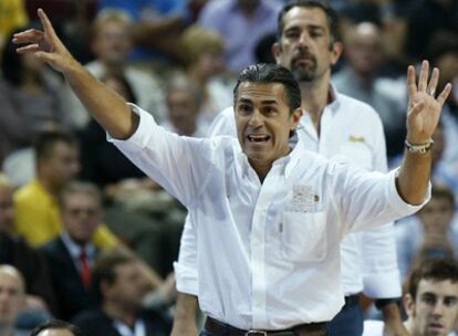 Tras un comienzo difícil en el Eurobasket, con derrotas inesperadas en las primeras fases, Sergio Scariolo fue muy criticado en su nuevo cargo como técnico y seleccionador de España. En los partidos finales, con <i>la Roja</i> funcionando a pleno rendimiento, las críticas se han convertido en elogios a su figura.