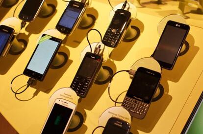 Exposición de teléfonos móviles.