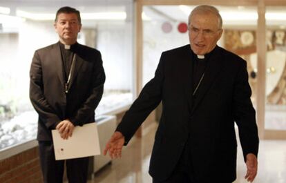 Antonio María Rouco at the Episcopal Conference headquarters in Madrid, with synod spokesman Juan Antonio Martínez Camino behind.