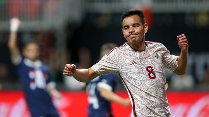 Carlos Rodríguez lamenta un fallo en el partido entre México y Paraguay.