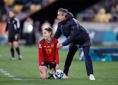 El entrenador de la selección española Jorge Vilda junto a Olga Carmona, durante el encuentro. 