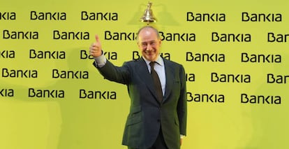 Rodrigo Rato tocando la campana de la salida a Bolsa de Bankia en julio de 2011.