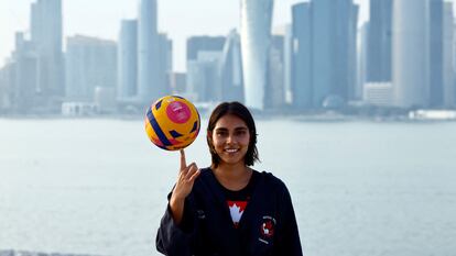 Jessica Gaudreault, del equipo de Canadá, posa con Doha a sus espaldas.