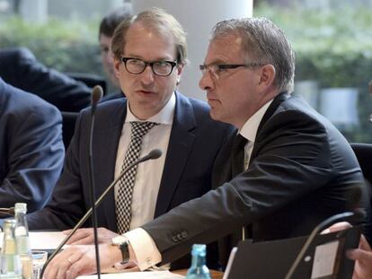 El ministre alemany de Transports, Alexander Dobrindt, i el president de Lufthansa, Carsten Spohr, en la seva compareixença a la Comissió de Transports del Parlament alemany.