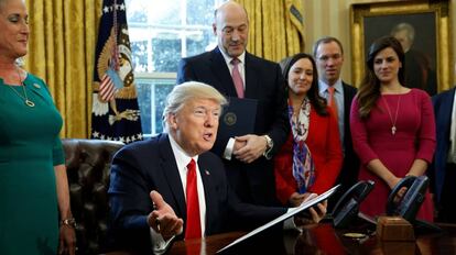 Trump, tras firmar el decreto de revisión de la Dodd-Frank.
