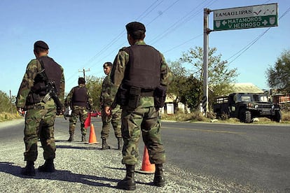 Control del Ejército mexicano, en Matamoros, en la frontera con EE UU.