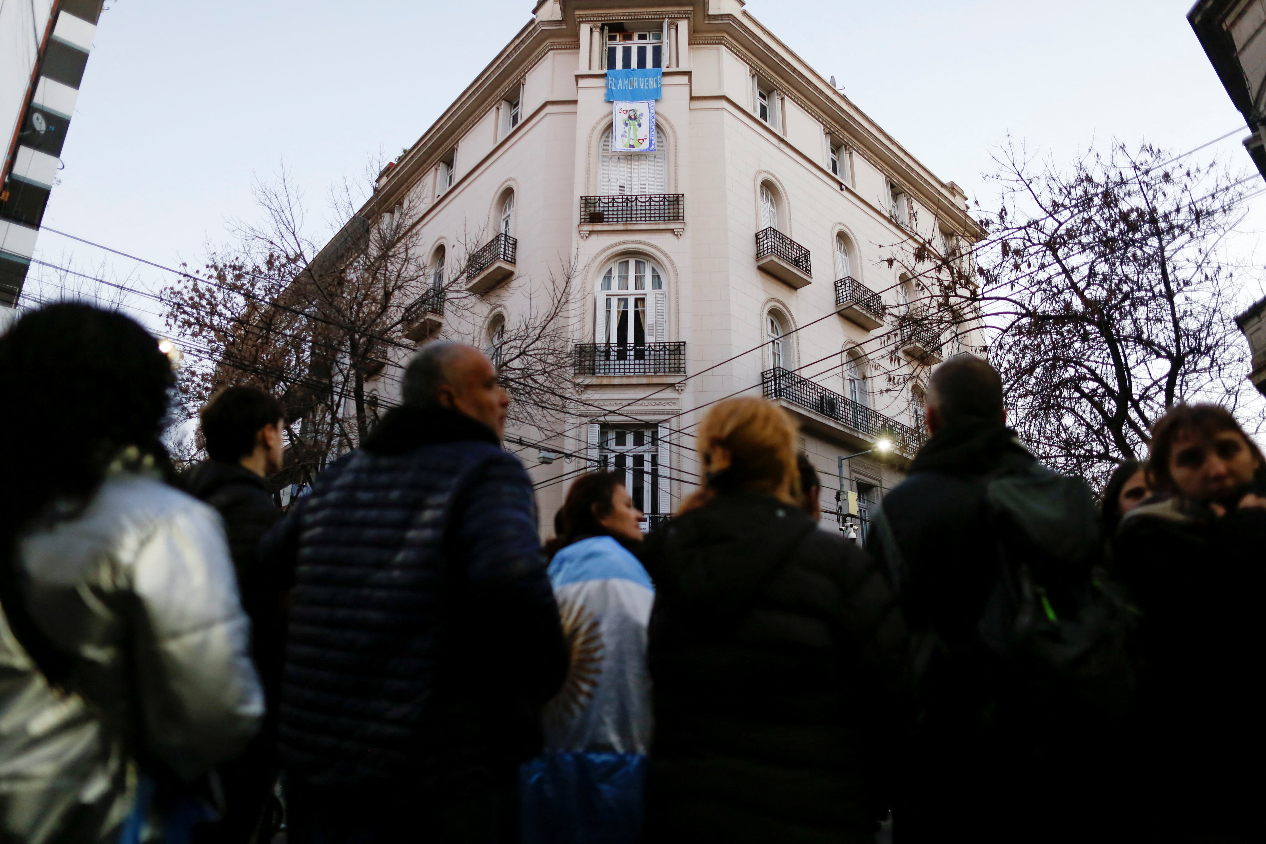 El peronismo desafía a la Justicia para visitar a Kirchner en prisión domiciliaria