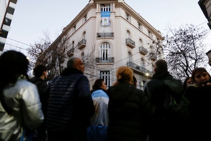 Simpatizantes de Cristina Kirchner se reúnen frente a su casa, en Buenos Aires, el 20 de junio de 2025.